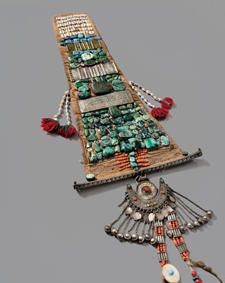 Lot 20 - A TURQUOISE AND SILVER MOUNTED RITUAL HEADDRESS, PERAK