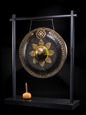 Lot 45 - A COLOSSAL GILT-LACQUERED BRONZE GONG, 19TH-EARLY 20TH CENTURY