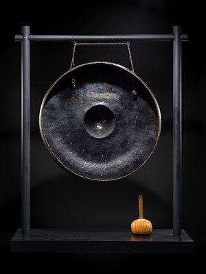 Lot 45 - A COLOSSAL GILT-LACQUERED BRONZE GONG, 19TH-EARLY 20TH CENTURY