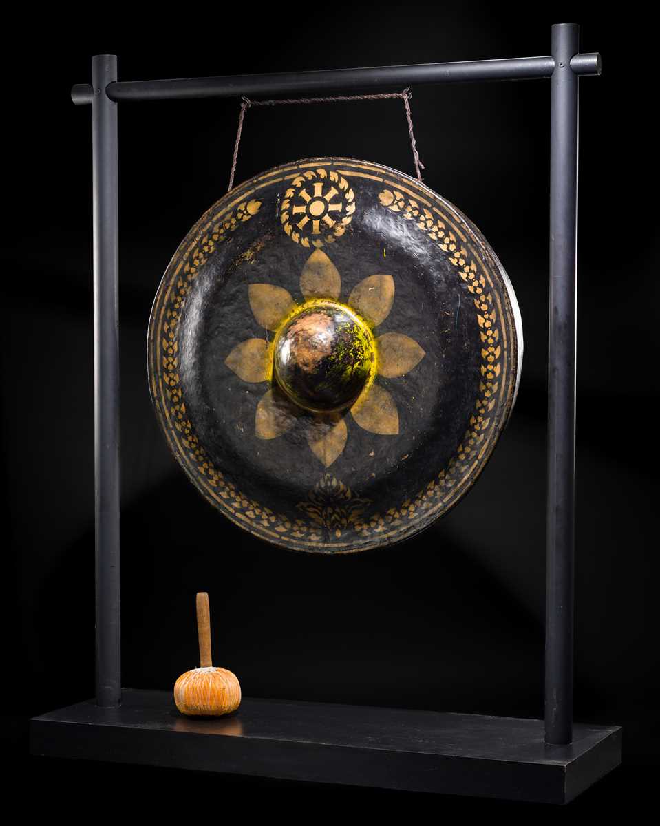 Lot 45 - A COLOSSAL GILT-LACQUERED BRONZE GONG, 19TH-EARLY 20TH CENTURY