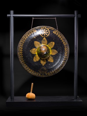 Lot 45 - A COLOSSAL GILT-LACQUERED BRONZE GONG, 19TH-EARLY 20TH CENTURY