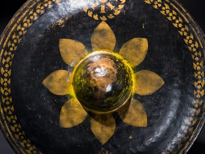 Lot 45 - A COLOSSAL GILT-LACQUERED BRONZE GONG, 19TH-EARLY 20TH CENTURY