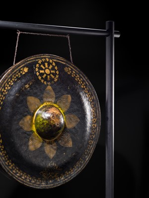Lot 45 - A COLOSSAL GILT-LACQUERED BRONZE GONG, 19TH-EARLY 20TH CENTURY