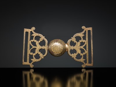 Lot 195 - A ‘KOFTGARI’ GOLD-DAMASCENED STEEL BELT BUCKLE, NORTHWEST INDIA OR DECCAN, 18TH CENTURY