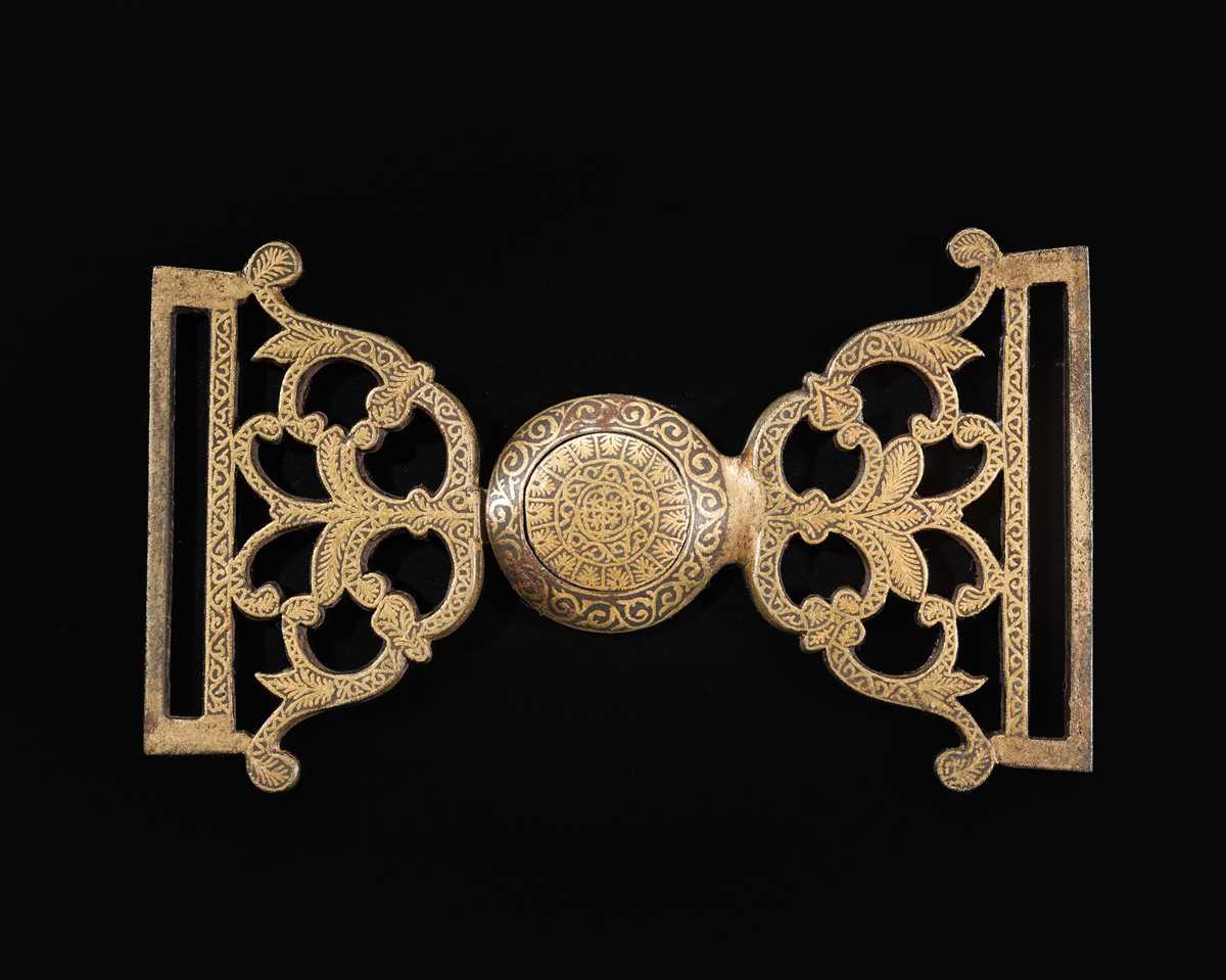 Lot 195 - A ‘KOFTGARI’ GOLD-DAMASCENED STEEL BELT BUCKLE, NORTHWEST INDIA OR DECCAN, 18TH CENTURY