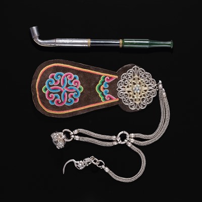 Lot 246 - A LACQUER OPIUM PIPE WITH A SPINACH JADE MOUTHPIECE AND A SILVER-MOUNTED EMBROIDERED LEATHER POUCH, 19TH CENTURY