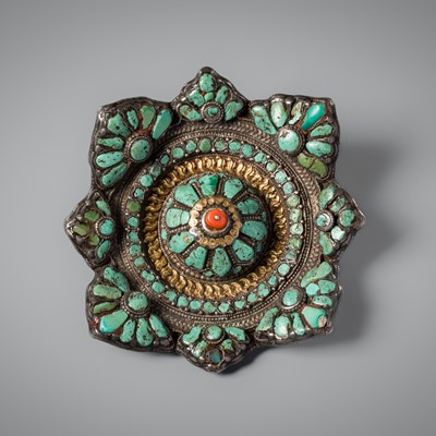 Lot 26 - A TURQUOISE AND CORAL INLAID SILVER-GILT ‘BLOSSOM’ BELT ORNAMENT, TSHOOPZE, 18TH-19TH CENTURY