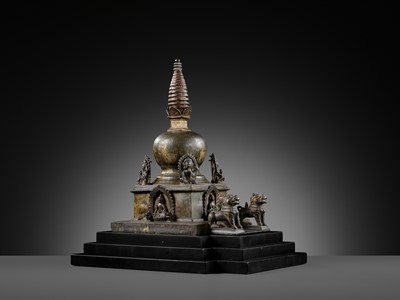 Lot 112 - AN IMPORTANT INSCRIBED BRONZE STUPA WITH FIVE DIRECTIONAL BUDDHAS, FOUR TARAS, GUARDIAN LIONS AND SNAKE CANOPY, 17TH-18TH CENTURY