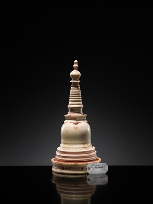 Lot 48 - AN IVORY RELIQUARY IN THE FORM OF A MINIATURE STUPA, KANDY PERIOD, 17TH-18TH CENTURY