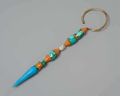 Lot 265 - A GOLD, PEARL, AND TURQUOISE OFFICIAL'S EARRING, SOCHI, TIBET, 19TH CENTURY