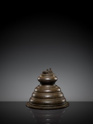 Lot 84 - A PAIR OF PADUKA ON A PEDESTAL, BRONZE, INDIA, 18TH-19TH CENTURY