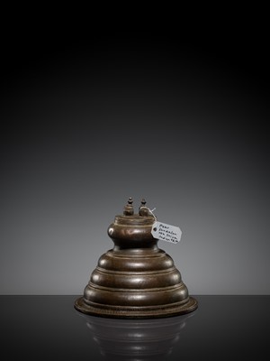 Lot 84 - A PAIR OF PADUKA ON A PEDESTAL, BRONZE, INDIA, 18TH-19TH CENTURY