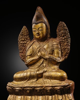 Lot 127 - A RARE GILT AND POLYCHROME CLAY FIGURE OF TSONGKHAPA, TIBET, 16TH-18TH CENTURY