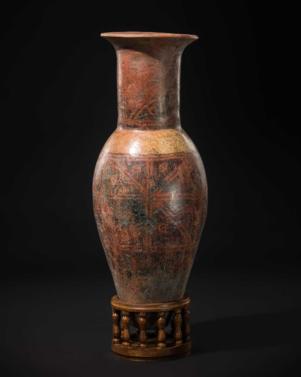 Lot 140 - A LARGE NEGATIVE RESIST PAINTED POTTERY URN, 11TH–16TH CENTURY