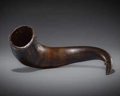 Lot 167 - A LARGE YAK POWDER HORN, FIRST HALF OF THE 20TH CENTURY OR EARLIER