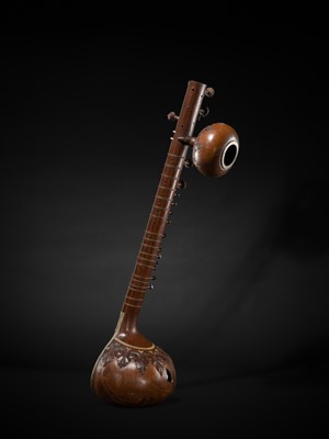Lot 193 - A BONE-INLAID CARVED WOOD SITAR BY RADHA KRISHNA SHARMA & CO., 20TH CENTURY