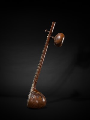 Lot 193 - A BONE-INLAID CARVED WOOD SITAR BY RADHA KRISHNA SHARMA & CO., 20TH CENTURY