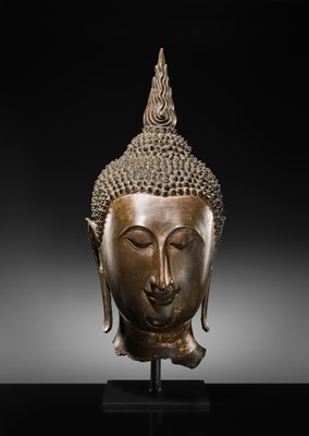 Lot 25 - A MONUMENTAL GILT BRONZE HEAD OF BUDDHA, SUKHOTHAI KINGDOM, 15TH CENTURY