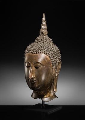 Lot 25 - A MONUMENTAL GILT BRONZE HEAD OF BUDDHA, SUKHOTHAI KINGDOM, 15TH CENTURY