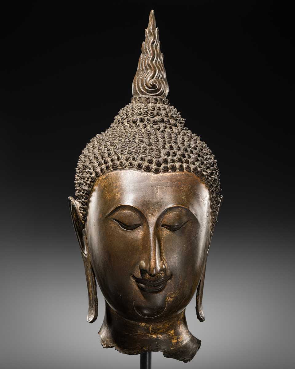 Lot 25 - A MONUMENTAL GILT BRONZE HEAD OF BUDDHA, SUKHOTHAI KINGDOM, 15TH CENTURY