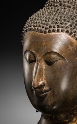 Lot 25 - A MONUMENTAL GILT BRONZE HEAD OF BUDDHA, SUKHOTHAI KINGDOM, 15TH CENTURY
