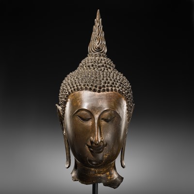 Lot 25 - A MONUMENTAL GILT BRONZE HEAD OF BUDDHA, SUKHOTHAI KINGDOM, 15TH CENTURY