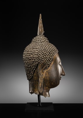 Lot 25 - A MONUMENTAL GILT BRONZE HEAD OF BUDDHA, SUKHOTHAI KINGDOM, 15TH CENTURY