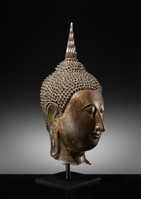 Lot 25 - A MONUMENTAL GILT BRONZE HEAD OF BUDDHA, SUKHOTHAI KINGDOM, 15TH CENTURY