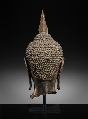 Lot 25 - A MONUMENTAL GILT BRONZE HEAD OF BUDDHA, SUKHOTHAI KINGDOM, 15TH CENTURY