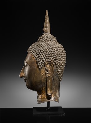 Lot 25 - A MONUMENTAL GILT BRONZE HEAD OF BUDDHA, SUKHOTHAI KINGDOM, 15TH CENTURY