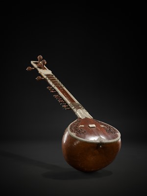 Lot 192 - A BONE INLAID CARVED WOOD SITAR, PROBABLY BY RADHA KRISHNA SHARMA & CO., 20TH CENTURY