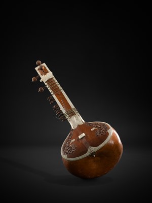 Lot 192 - A BONE INLAID CARVED WOOD SITAR, PROBABLY BY RADHA KRISHNA SHARMA & CO., 20TH CENTURY