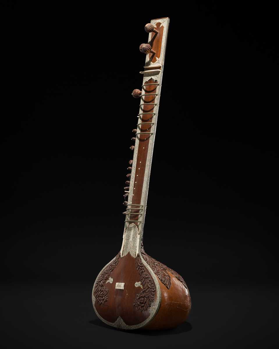 Lot 192 - A BONE INLAID CARVED WOOD SITAR, PROBABLY BY RADHA KRISHNA SHARMA & CO., 20TH CENTURY