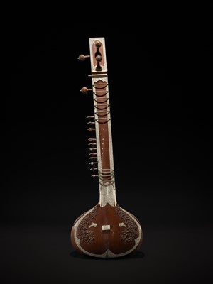 Lot 192 - A BONE INLAID CARVED WOOD SITAR, PROBABLY BY RADHA KRISHNA SHARMA & CO., 20TH CENTURY