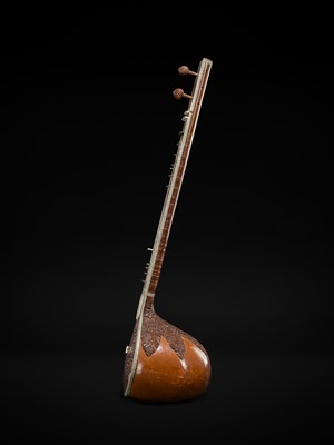Lot 192 - A BONE INLAID CARVED WOOD SITAR, PROBABLY BY RADHA KRISHNA SHARMA & CO., 20TH CENTURY