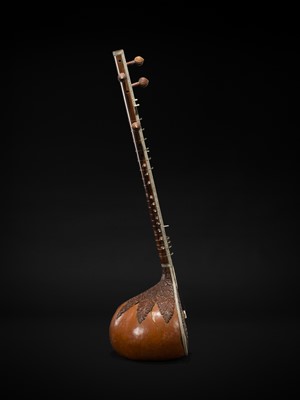 Lot 192 - A BONE INLAID CARVED WOOD SITAR, PROBABLY BY RADHA KRISHNA SHARMA & CO., 20TH CENTURY