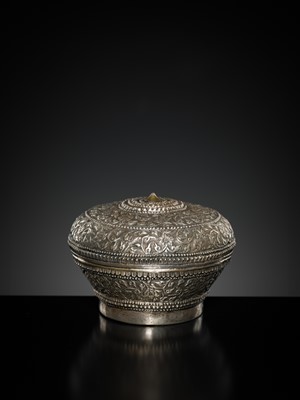 Lot 153 - A SILVER REPOUSSÉ BETEL-NUT BOX AND COVER, 19TH-EARLY 20TH CENTURY