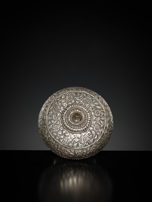 Lot 153 - A SILVER REPOUSSÉ BETEL-NUT BOX AND COVER, 19TH-EARLY 20TH CENTURY