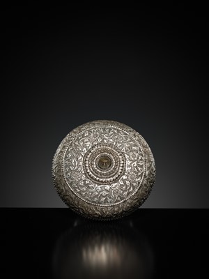 Lot 153 - A SILVER REPOUSSÉ BETEL-NUT BOX AND COVER, 19TH-EARLY 20TH CENTURY
