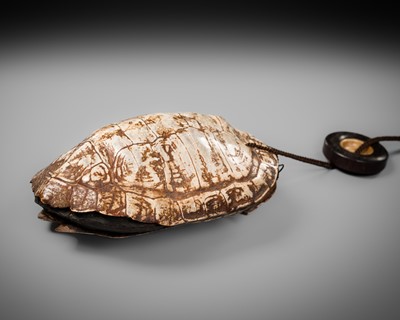 Lot 272 - A TURTLE SHELL BOX AND COVER WITH BONE AND WOOD TOGGLE, TIBET, 19TH CENTURY