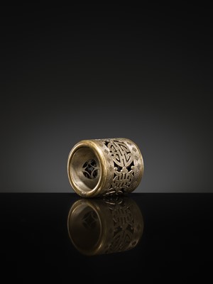 Lot 136 - A BRONZE ARCHER’S THUMB RING, LATE QING DYNASTY