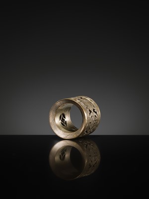 Lot 136 - A BRONZE ARCHER’S THUMB RING, LATE QING DYNASTY