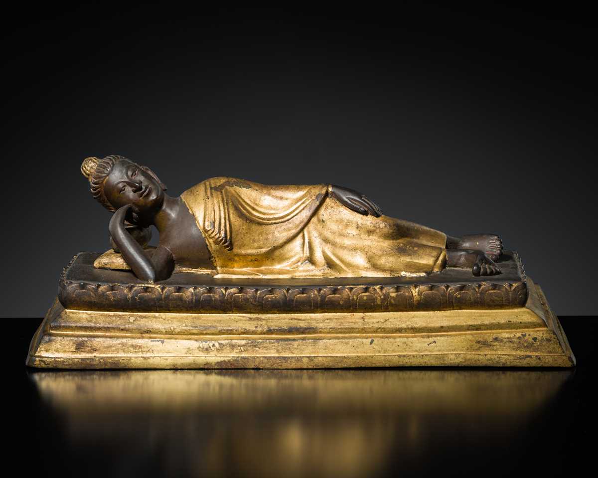 Lot 147 - A PARCE-GILT BRONZE FIGURE OF BUDDHA IN PARINIRVANA, RATTANAKOSIN KINGDOM