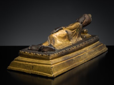 Lot 147 - A PARCE-GILT BRONZE FIGURE OF BUDDHA IN PARINIRVANA, RATTANAKOSIN KINGDOM