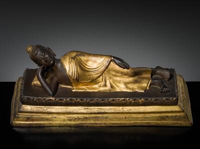 Lot 147 - A PARCE-GILT BRONZE FIGURE OF BUDDHA IN PARINIRVANA, RATTANAKOSIN KINGDOM