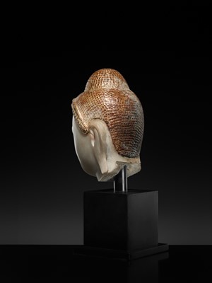 Lot 20 - A GILT-LACQUERED AND GLASS INLAID WHITE ALABASTER HEAD OF BUDDHA, MANDALAY, 18TH-19TH CENTURY