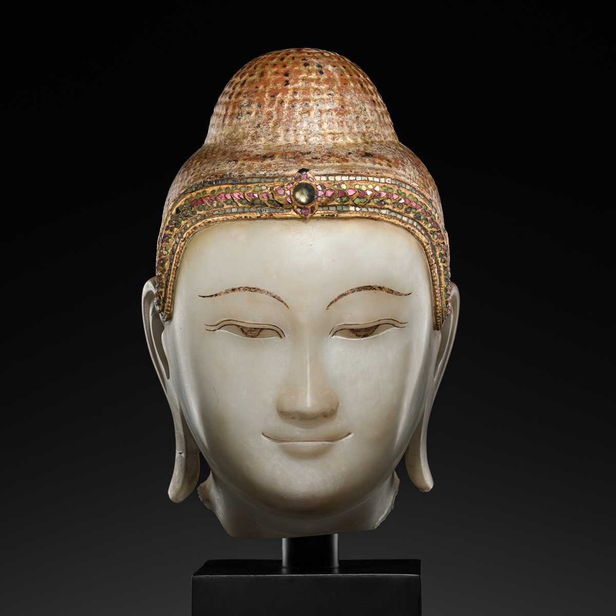 Lot 20 - A GILT-LACQUERED AND GLASS INLAID WHITE ALABASTER HEAD OF BUDDHA, MANDALAY, 18TH-19TH CENTURY