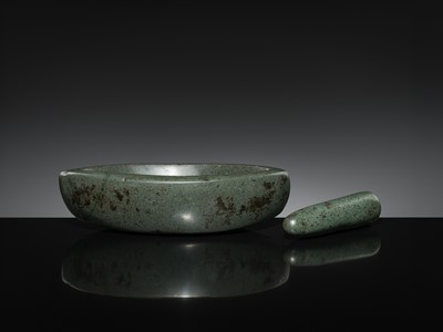 Lot 189 - A DARK GREEN STONE EYE-SHAPED MORTAR AND PESTLE