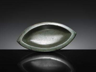 Lot 189 - A DARK GREEN STONE EYE-SHAPED MORTAR AND PESTLE
