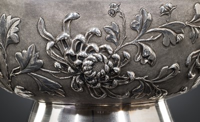 Lot 402 - A SILVER ‘CHRYSANTHEMUM’ BOWL, MARKS OF GAN SHENG AND YOK SANG, LATE QING DYNASTY TO REPUBLIC PERIOD